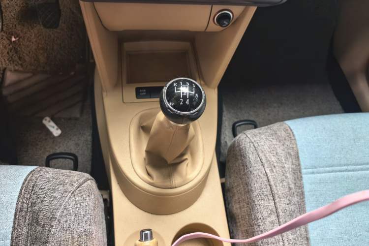 Used Volkswagen Touran 2011 1.4T Manual ZhiShang Edition 5-seater Gear Lever