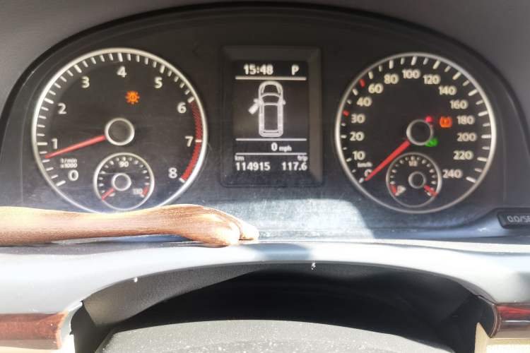 Used Volkswagen Touran 2011 1.4T DSG Zhiya Edition 5 Seats Odometer Close Up