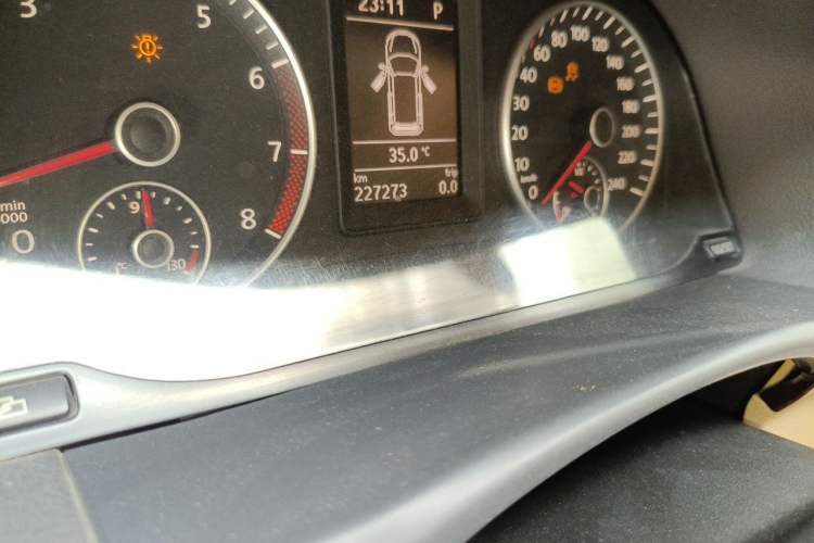 Used Volkswagen Touran 2011 1.4T DSG ZhiZhen Edition 5 Seats Odometer Close Up