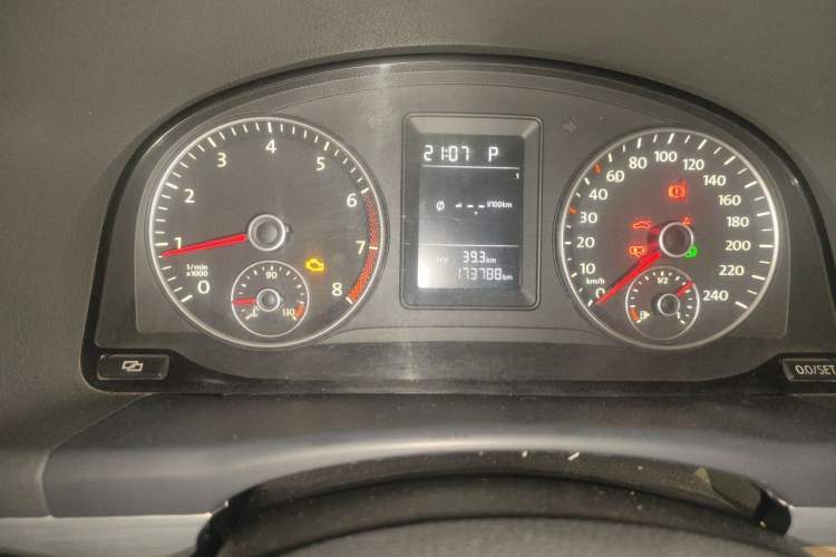 Used Volkswagen Touran 2011 1.4T DSG Zhiya Edition 5 Seats Odometer Close Up