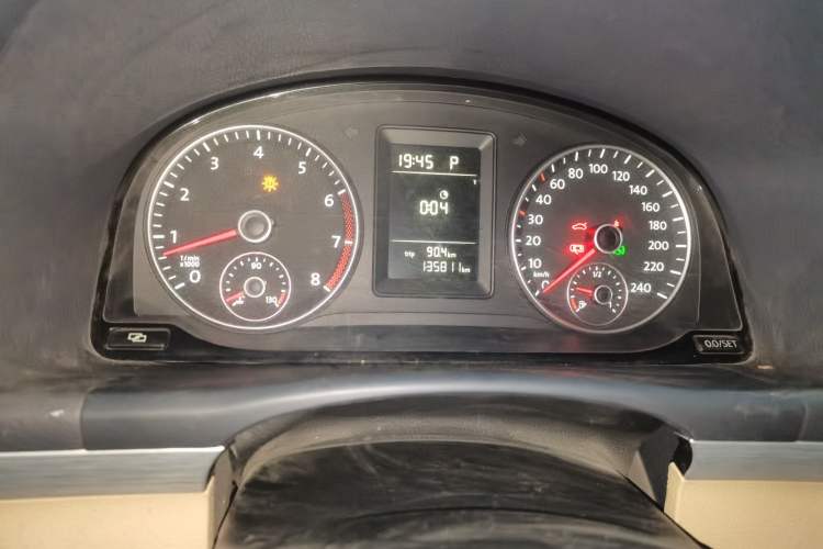 Used Volkswagen Touran 2011 1.4T DSG Zhiya Edition 5 Seats Odometer Close Up