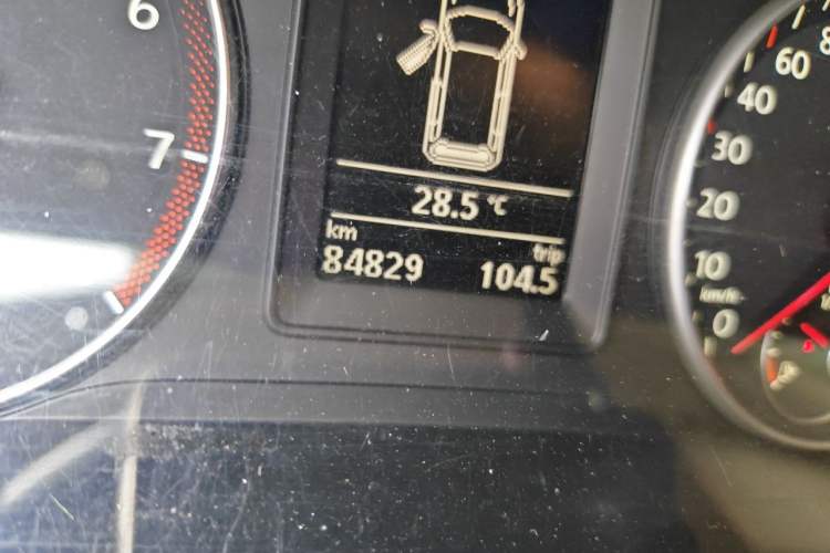 Used Volkswagen Touran 2011 1.4T DSG ZhiZhen Edition 5 Seats Odometer Close Up
