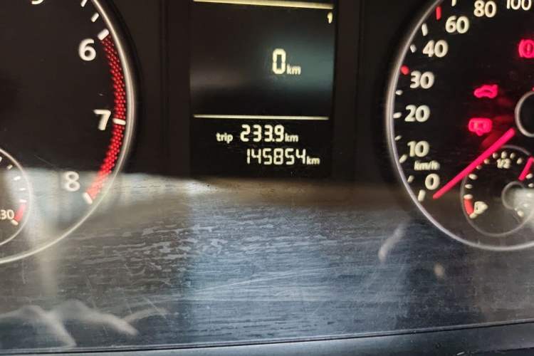 Used Volkswagen Touran 2011 1.4T DSG Zhiya Edition 5 Seats Odometer Close Up
