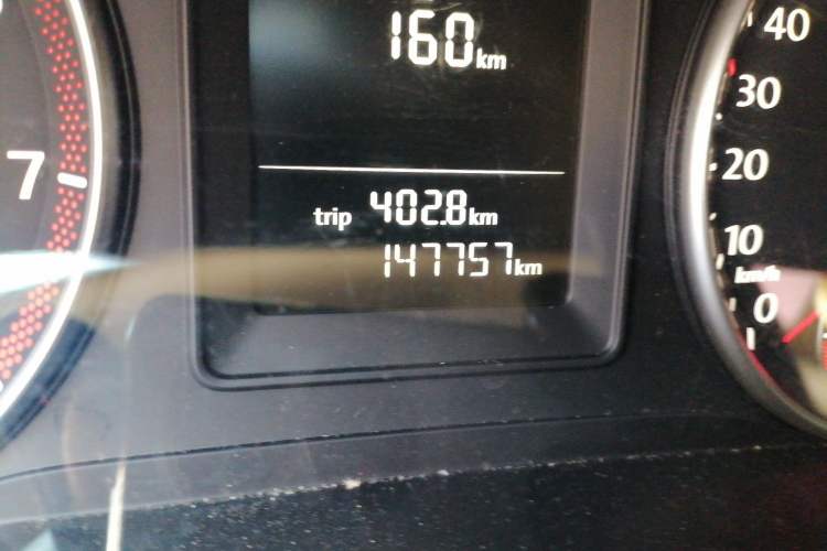 Used Volkswagen Touran 2011 1.4T DSG Zhiya Edition 5 Seats Odometer Close Up
