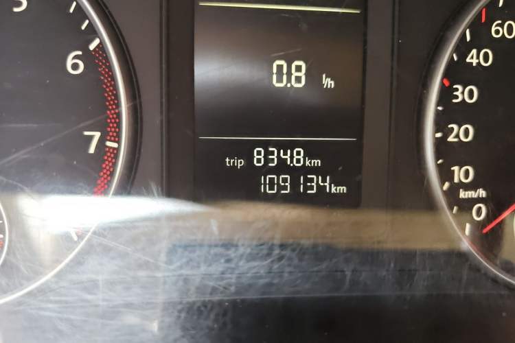 Used Volkswagen Touran 2011 1.4T DSG Zhiya Edition 5 Seats Odometer Close Up