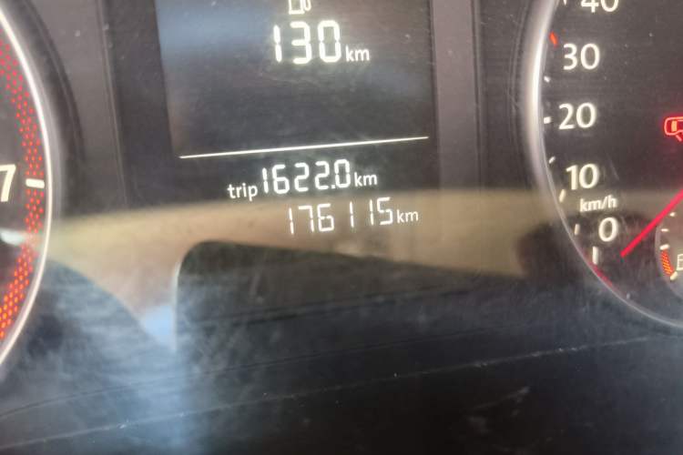 Used Volkswagen Touran 2011 1.4T DSG Zhiya Edition 5 Seats Odometer Close Up