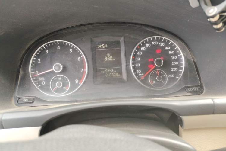 Used Volkswagen Touran 2011 1.4T Manual ZhiShang Edition 5-seater Odometer Close Up