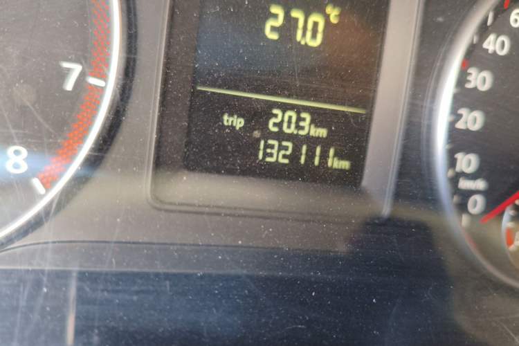 Used Volkswagen Touran 2011 1.4T DSG Zhiya Edition 5 Seats Odometer Close Up