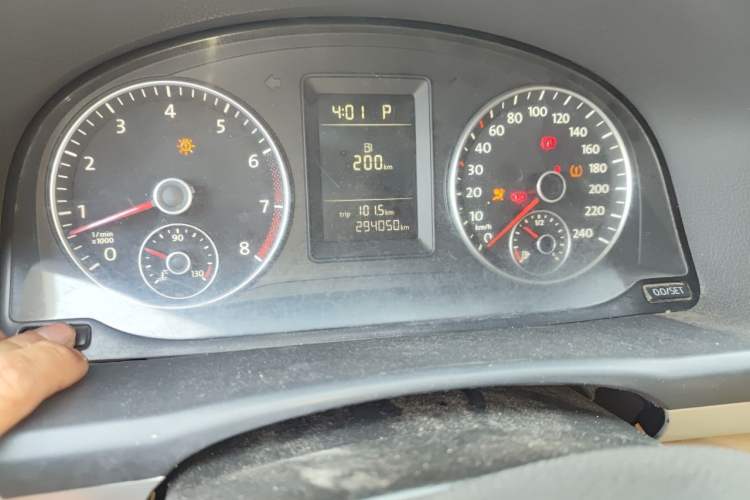 Used Volkswagen Touran 2011 1.4T DSG Zhiya Edition 5 Seats Odometer Close Up