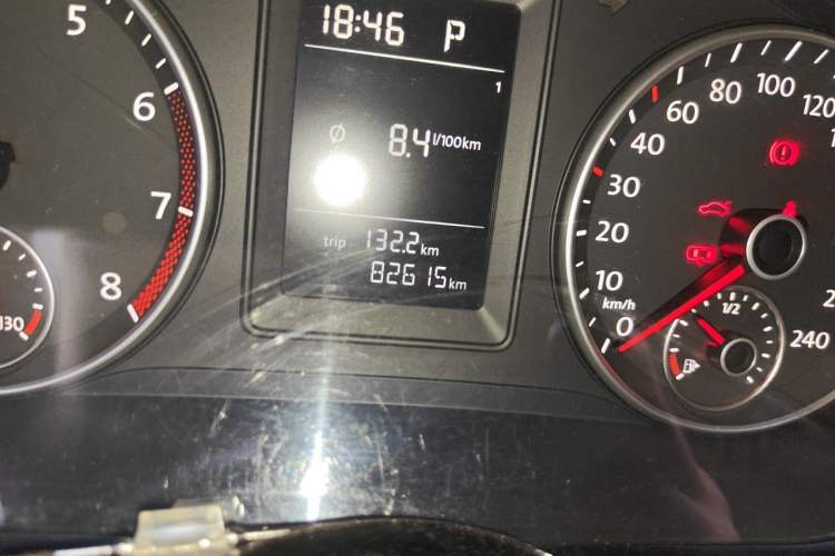 Used Volkswagen Touran 2011 1.4T DSG Zhiya Edition 5 Seats Odometer Close Up