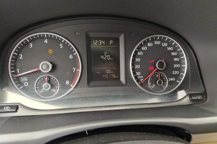 Used Volkswagen Touran 2011 1.4T DSG Zhiya Edition 5 Seats Odometer Close Up