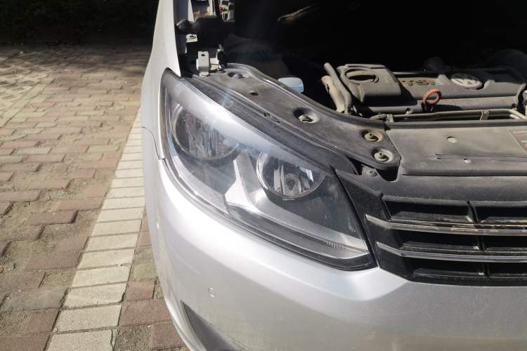 Used Volkswagen Touran 2011 1.4T DSG Zhiya Edition 5 Seats Right Front Headlight