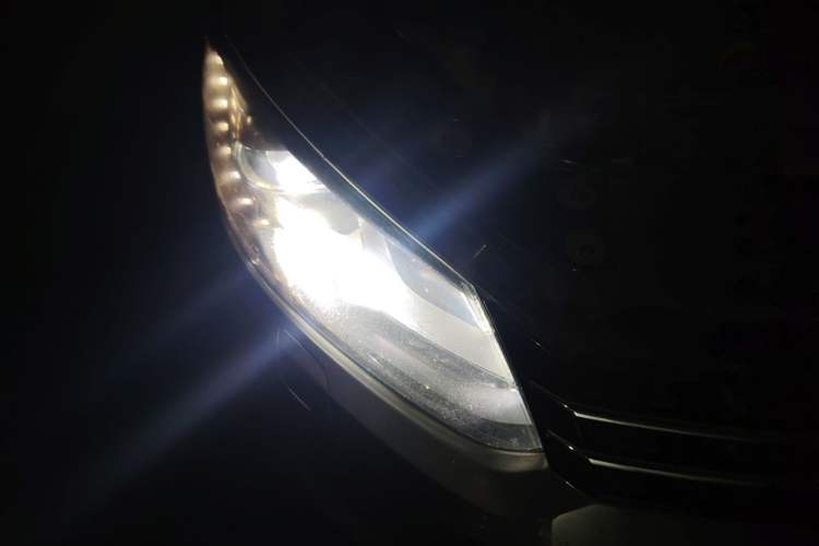 Used Volkswagen Touran 2011 1.4T DSG Zhiya Edition 5 Seats Right Front Headlight