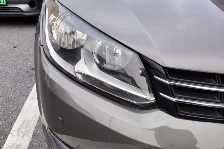Used Volkswagen Touran 2011 1.4T DSG ZhiZhen Edition 7-Seater Right Front Headlight
