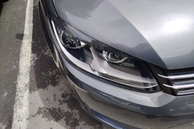 Used Volkswagen Touran 2011 1.4T Manual ZhiShang Edition 5-seater Right Front Headlight