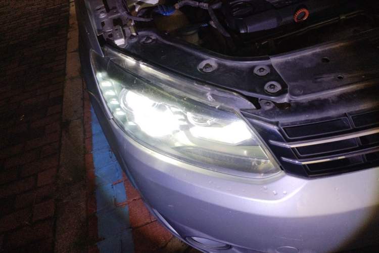 Used Volkswagen Touran 2011 1.4T Manual ZhiShang Edition 5-seater Right Front Headlight
