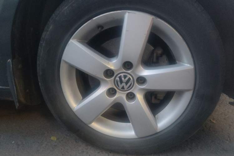 Used Volkswagen Touran 2011 1.4T DSG Zhiya Edition 5 Seats Right Front Wheel Hub