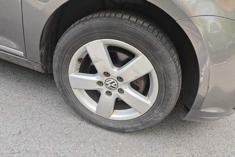 Used Volkswagen Touran 2011 1.4T DSG Zhiya Edition 5 Seats Right Front Wheel Hub