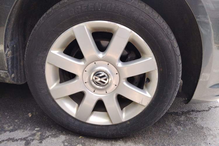 Used Volkswagen Touran 2011 1.4T Manual ZhiShang Edition 5-seater Right Front Wheel Hub
