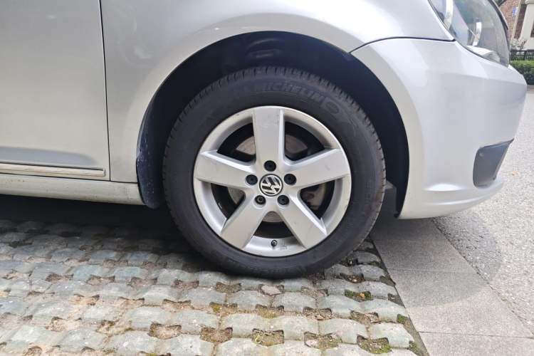 Used Volkswagen Touran 2011 1.4T DSG Zhiya Edition 5 Seats Right Front Wheel Hub
