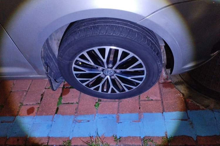 Used Volkswagen Touran 2011 1.4T Manual ZhiShang Edition 5-seater Right Front Wheel Hub