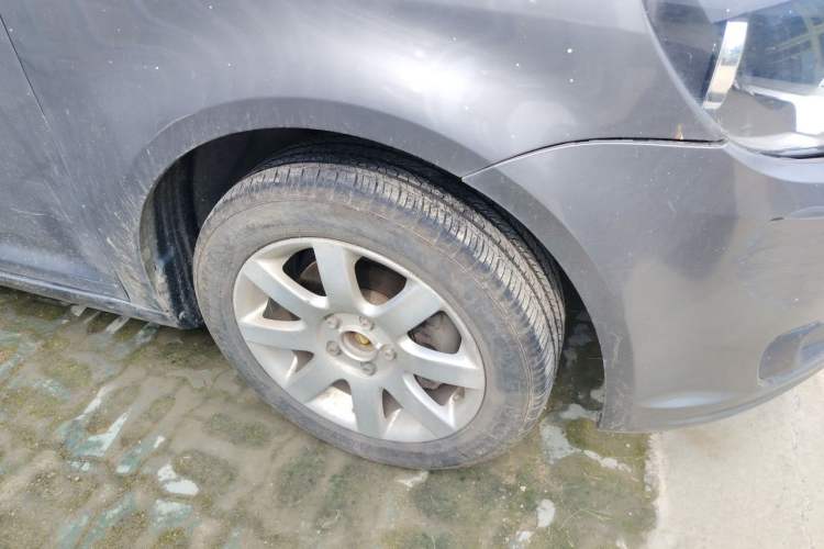 Used Volkswagen Touran 2011 1.4T Manual ZhiShang Edition 5-seater Right Front Wheel Hub