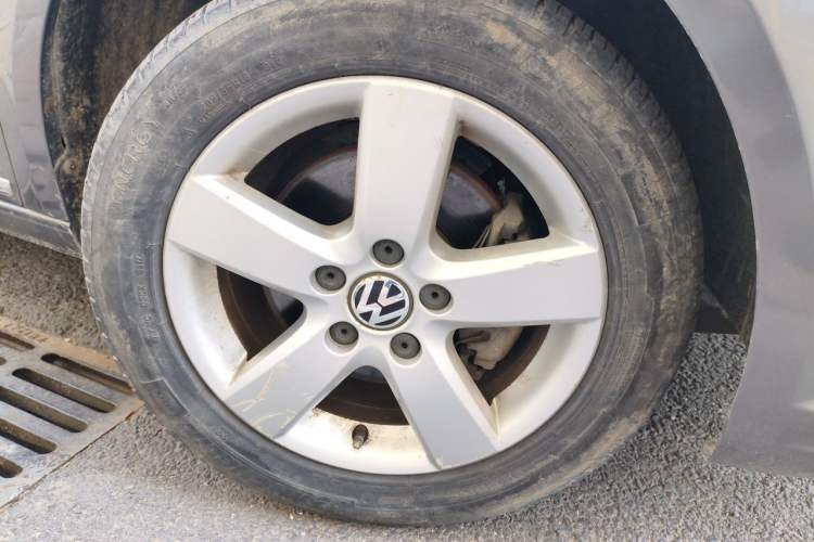 Used Volkswagen Touran 2011 1.4T DSG Zhiya Edition 5 Seats Right Front Wheel Hub