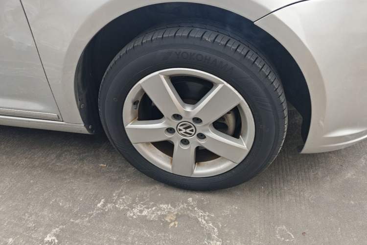 Used Volkswagen Touran 2011 1.4T DSG Zhiya Edition 5 Seats Right Front Wheel Hub