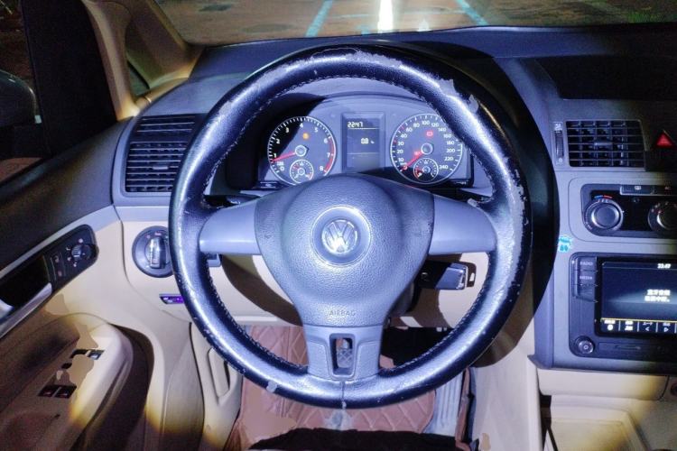 Used Volkswagen Touran 2011 1.4T Manual ZhiShang Edition 5-seater Steering Wheel