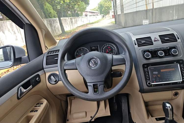 Used Volkswagen Touran 2011 1.4T DSG Zhiya Edition 5 Seats Steering Wheel