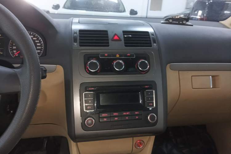Used Volkswagen Touran 2011 1.4T DSG Zhiya Edition 5 Seats Audio And AC Panel