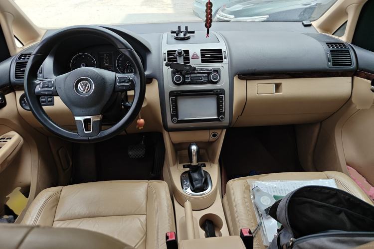 Used Volkswagen Touran 2011 1.4T DSG ZhiZhen Edition 5 Seats Center Console