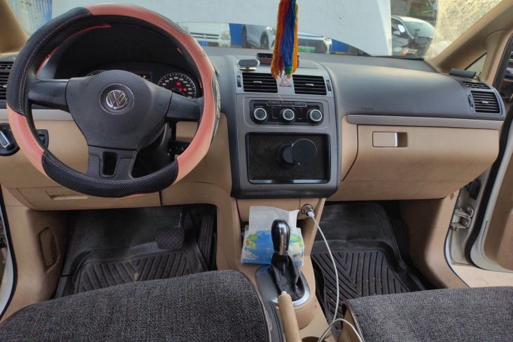 Used Volkswagen Touran 2011 1.4T DSG Zhiya Edition 5 Seats Center Console