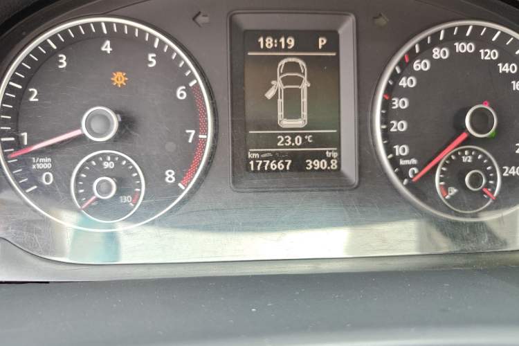Used Volkswagen Touran 2011 1.4T DSG ZhiZhen Edition 5 Seats Odometer Close Up