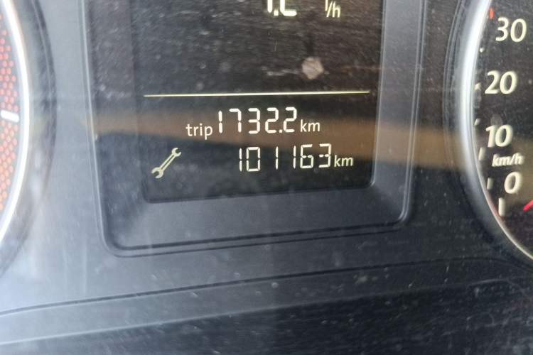 Used Volkswagen Touran 2011 1.4T DSG Zhiya Edition 5 Seats Odometer Close Up