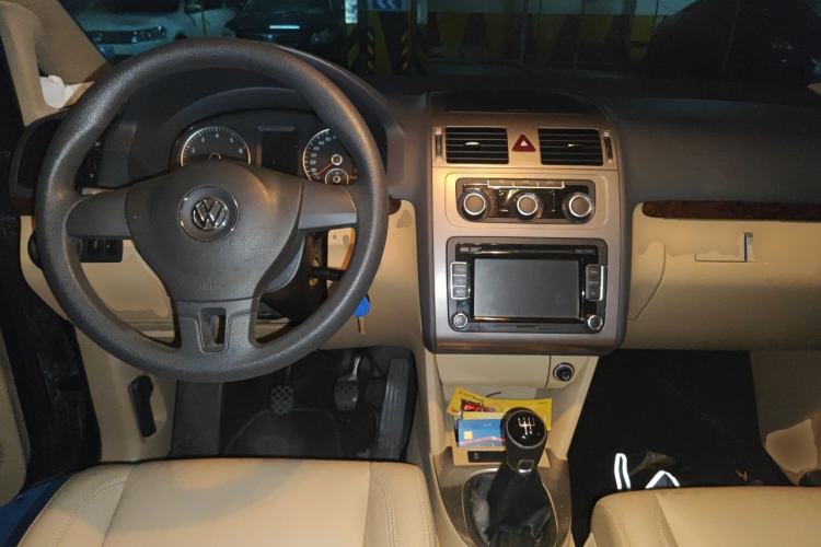 Used Volkswagen Touran 2013 1.4T Manual Comfort Edition 5-Seater Center Console