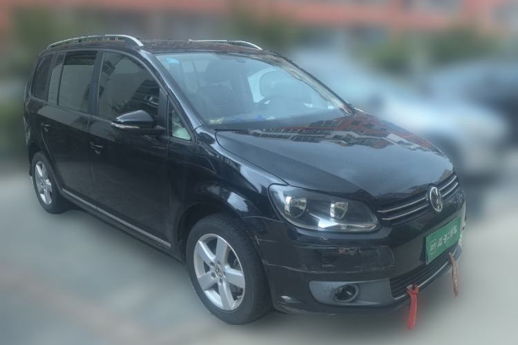 Used Volkswagen Touran 2013 1.4T DSG Comfort Edition 5-Seater Front Right 45 Deg