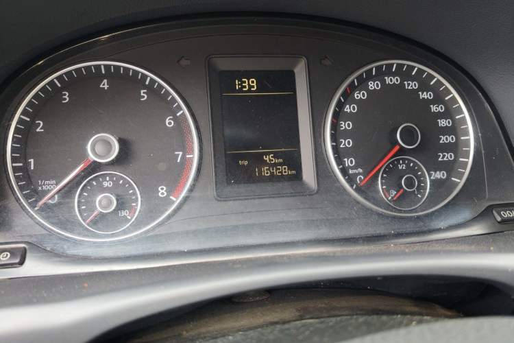 Used Volkswagen Touran 2013 1.4T Manual Fashion Edition 5 Seats Odometer Close Up