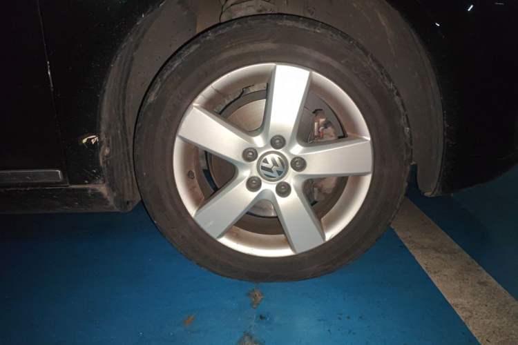 Used Volkswagen Touran 2013 1.4T Manual Comfort Edition 5-Seater Right Front Wheel Hub