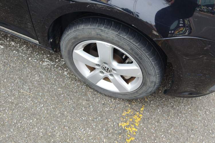 Used Volkswagen Touran 2013 1.4T Manual Fashion Edition 5 Seats Right Front Wheel Hub