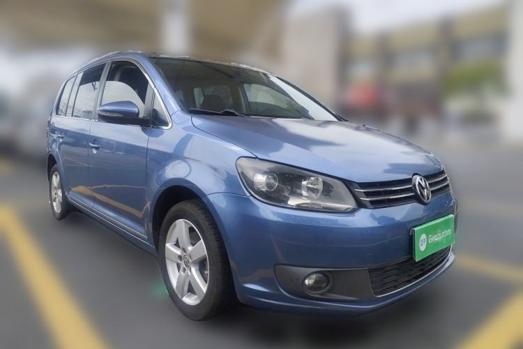 Used Volkswagen Touran 2013 1.4T DSG Comfort Edition 5-Seater Front Right 45 Deg