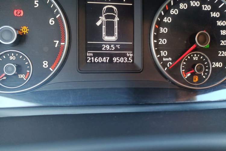 Used Volkswagen Touran 2013 1.4T DSG Crystal Edition 5-Seater Odometer Close Up