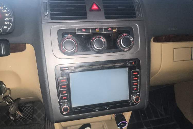 Used Volkswagen Touran 2013 1.4T DSG Comfort Edition 5-Seater Audio And AC Panel
