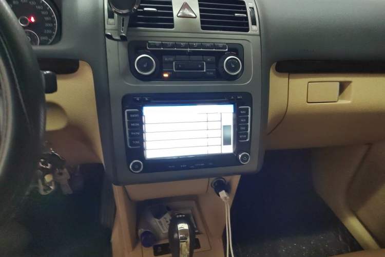 Used Volkswagen Touran 2013 1.4T DSG Smart Edition 5-seater Audio And AC Panel