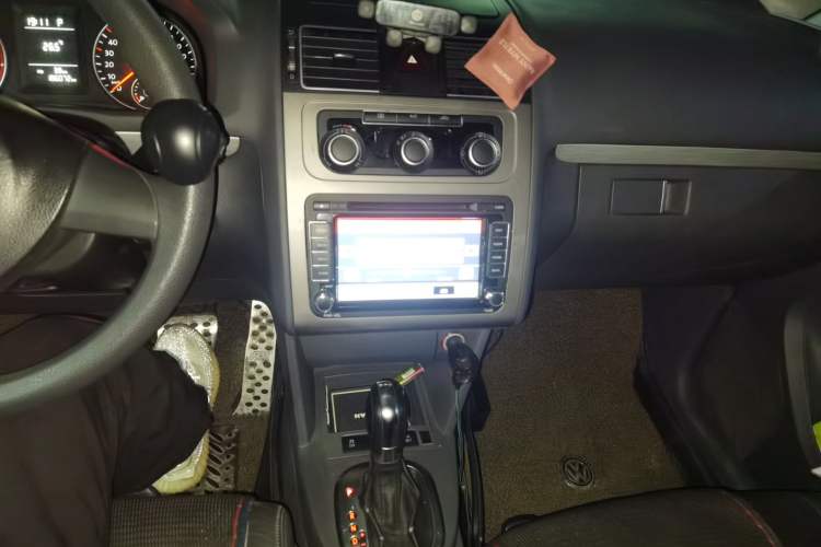 Used Volkswagen Touran 2013 1.4T DSG Comfort Edition 5-Seater Audio And AC Panel