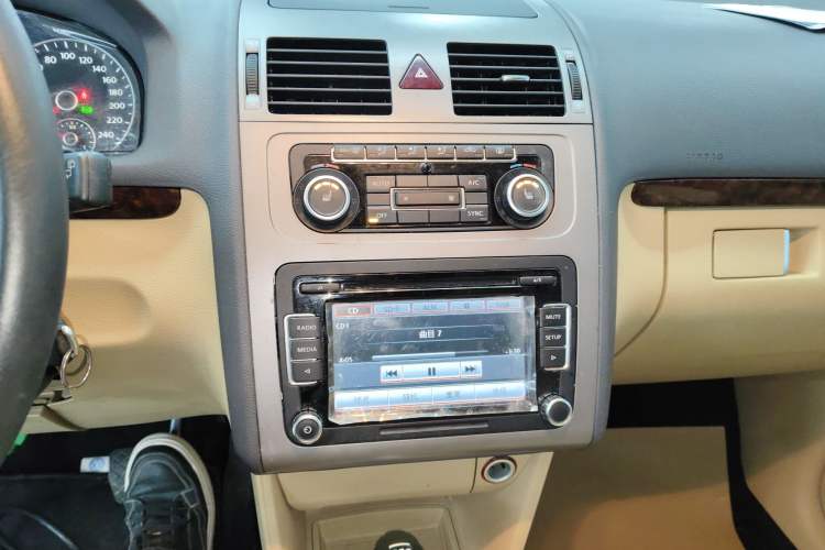 Used Volkswagen Touran 2013 1.4T DSG Brilliant Edition 7-Seater Audio And AC Panel