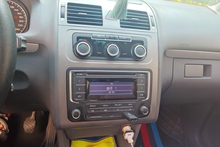 Used Volkswagen Touran 2013 1.4T Manual Fashion Edition 5 Seats Audio And AC Panel