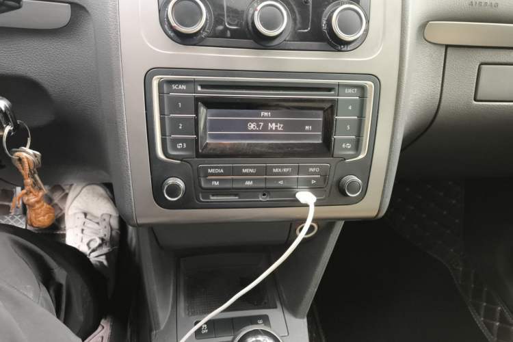 Used Volkswagen Touran 2013 1.4T Manual Fashion Edition 5 Seats Audio And AC Panel