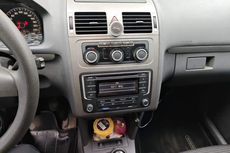 Used Volkswagen Touran 2013 1.4T Manual Fashion Edition 5 Seats Audio And AC Panel