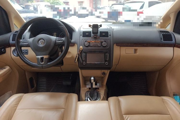 Used Volkswagen Touran 2013 1.4T DSG Crystal Edition 5-Seater Center Console